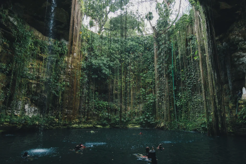 ik-kil-cenote-near-chichen-itza-yucatan-mexico-t