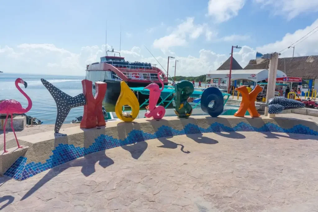 Tomar fotos con el cartel de Holbox
